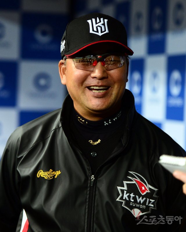 4일 서울 고척스카이돔에서 ‘2018 신한은행 마이카 KBO리그’ 넥센 히어로즈와 kt 위즈의 경기가 열린다. 경기 전 kt 김진욱 감독이 취재진과 인터뷰를 하고 있다. 고척 | 김민성 기자 marineboy@donga.com