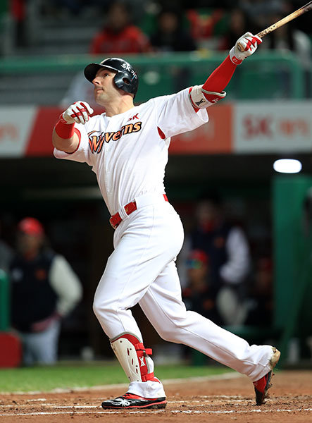 제이미 로맥의 대포가 5연속경기 폭발했다. 로맥이 4일 인천 SK행복드림구장에서 열린 KIA와의 홈경기에서 3회 좌월 3점 홈런을 때려내고 있다. 지난달 30일 대전 한화전부터 이어진 5연속 경기 홈런. 사진제공｜스포츠코리아