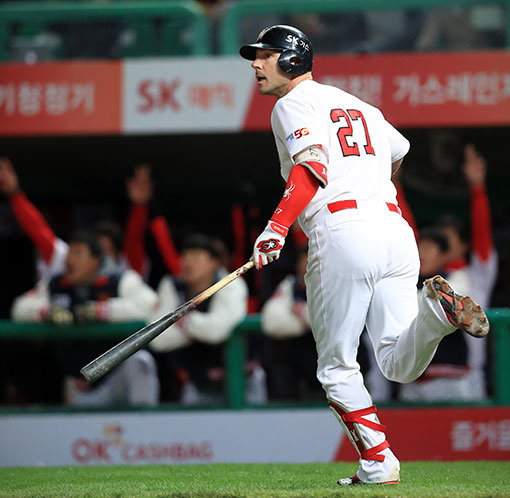 4일 오후 인천 SK행복드림구장에서 열린 2018 프로야구 SK 와이번스와 KIA 타이거즈의 경기에서 SK 4번타자 로맥이 3회말 2사 1,3루에서 좌월 스리런홈런을 날리고 있다. 사진제공｜스포츠코리아