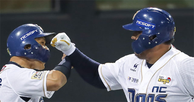 NC 이종욱(왼쪽)과 최준석. NC 제공