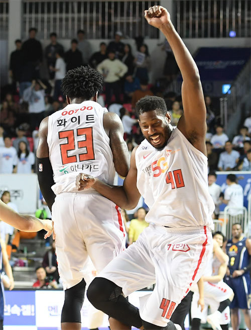 승리의 기쁨 SK의 제임스 메이스(오른쪽)와 테리코 화이트가 4일 전주체육관에서 열린 KCC와의 프로농구 4강 플레이오프 4차전에서 117-114로 승리한 뒤 몸을
부딪치며 환호하고 있다. 메이스(25득점)와 화이트(33득점)가 맹활약한 SK는 시리즈 전적 3승 1패로 챔피언결정전에 진출해 DB와 우승을 다투게 됐다. KBL 제공