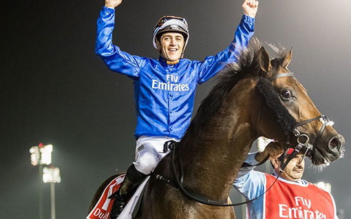 3월31일 두바이 메이단 경마장에서 열린 두바이 월드컵에서 깜짝 우승을 차지한 경주마 썬더 스노우와 사애드 빈 수어 조교사가 우승 직후 두 팔을 들어올리며 환호하고 있다. 사진 ｜ 두바이레이싱클럽 홈페이지