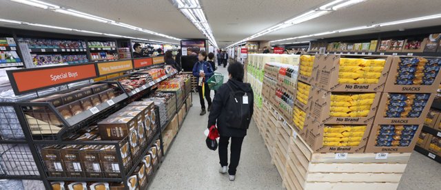 5일 서울 동대문구 경동시장에 문을 연 이마트 노브랜드 상생스토어에서 시민들이 매장을 둘러보고 있다. 이마트 제공