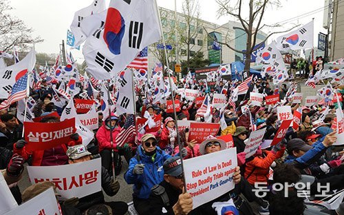 6일 오후 서울 서초동 법원앞에는 박근혜 전 대통령의 재판이 진행되는 동안 박 전 대통령을 지지하는 친박단체와 회원들이 박 전 대통령을 석방하라는 구호를 외치고 있다. 안철민 기자=acm08@donga.com