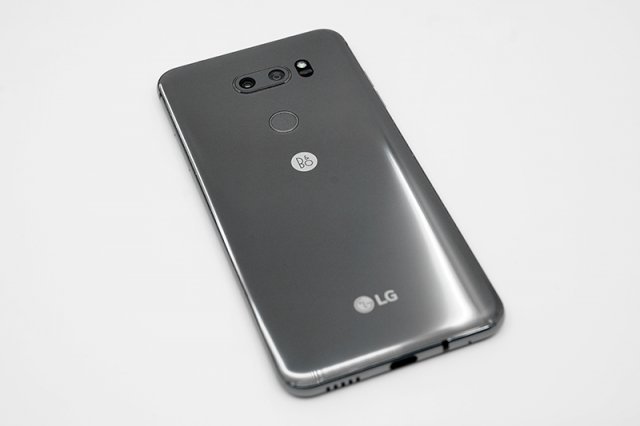 LG V30S 씽큐는 아직 뉴 플래티넘 그레이 한 색상만 존재한다.(출처=IT동아)