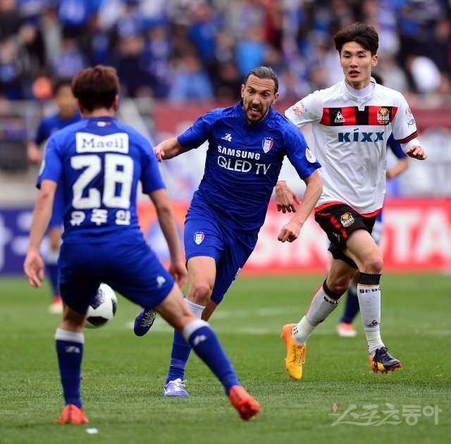 8일 수원월드컵경기장에서 열린 프로축구 ‘2018 KEB 하나은행 K리그1(클래식)’ FC서울과 수원삼성 경기에서 수원 데얀이 서울의 수비를 뚫고 공격하고 있다. 수원 | 김종원 기자 won@donga.com