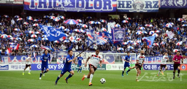 8일 수원월드컵경기장에서 열린 프로축구 ‘2018 KEB 하나은행 K리그1(클래식)’ FC서울과 수원삼성 경기에서 서울 안델손이 수원수비를 뚫고 공격하고 있다. 수원 | 김종원 기자 won@donga.com