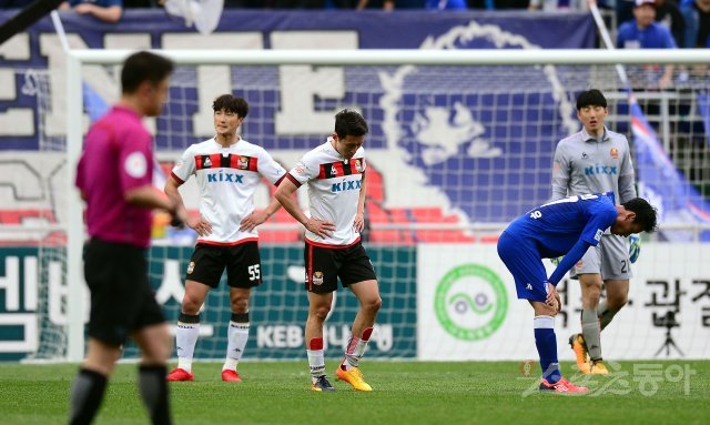 8일 수원월드컵경기장에서 열린 프로축구 ‘2018 KEB 하나은행 K리그1(클래식)’ FC서울과 수원삼성 경기에서 0-0 무승부를 한 서울 선수들이 아쉬워하고 있다. 수원 | 김종원 기자 won@donga.com