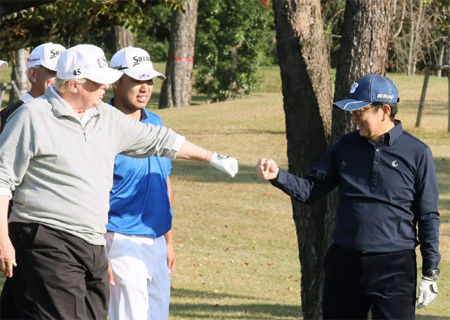 도널드 트럼프 미국 대통령(왼쪽에서 두 번째)이 아베 신조 일본 총리(오른쪽)와 지난해 11월 일본 사이타마현 가와고에 가스미가세키 골프장에서 라운딩을 하다 ‘주먹치기’를 하며 친밀감을 표시하고 있다. 가와고에=AFP 특약