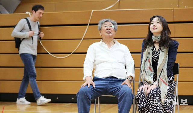 연극 ‘바람불어 별이 흔들릴 때’를 연습 중인 배우 박혜영(오른쪽)과 최불암. 그는 5일 인터뷰에서 “사람은 늘 가슴속에 시 한 편을 품고 살아야 한다”고 말했다. 25년 만에 본래의 자리로 돌아온 연극 무대에서 그가 말하려는 시는 무엇일까. 왜 그는 이제는 모른 척해도 될 나이에, 아직도 사회적 약자들에 대한 연민을 못 버리는 것일까. 그는 “이 연극을 통해 아픈 사람들이 조금이라도 위로받았으면 좋겠다”고 말했다. 전영한 기자 scoopjyh@donga.com