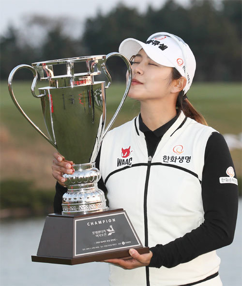 롯데렌터카여자오픈에서 시즌 첫 승을 달성한 김지현이 우승 트로피에 입을 맞추고 있다. KLPGA 제공