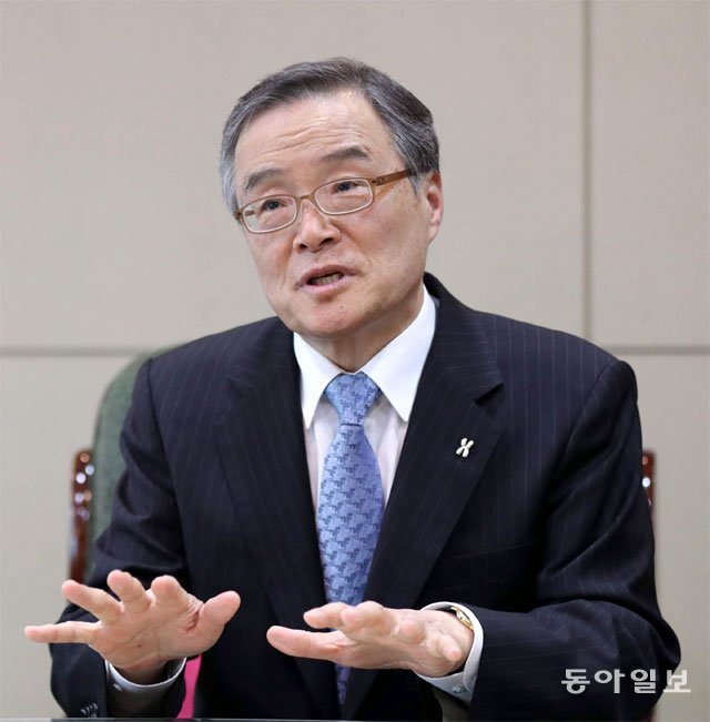 김승택 건강보험심사평가원장은 3일 동아일보와의 인터뷰에서 “건강보험 보장성 강화 정책의 성공을 위해 진료비 심사 체계를 더욱 합리화하겠다”고 밝혔다. 홍진환 기자 jean@donga.com