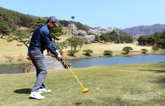 대한축구협회, 한국프로축구연맹, 전북 현대, 울산 현대가 주최하고 스포츠동아, 스포츠경향, 스포츠서울, 스포츠월드, 스포츠조선, 일간스포츠 등 스포츠전문 미디어 6개사가 후원하는 ‘2018년 축구인 골프대회’가 4월 9일 경기도 용인 골드 CC에서 열렸다. 올해로 5회째를 맞은 골프대회에 참석한 신태용 축구대표팀 감독이 티샷을 날리고 있다. 용인 | 김민성 기자 marineboy@donga.com