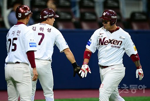 4일 서울 고척스카이돔에서 ‘2018 신한은행 마이카 KBO리그‘ 넥센 히어로즈와 kt 위즈의 경기가 열렸다. 1회말 1사 1루에서 넥센 박병호가 kt 류희운을 상대로 좌월 투런 홈런을 쏘아 올린 뒤 김하성과 세리머니를 펼치고 있다. 고척 | 김민성 기자 marineboy@donga.com