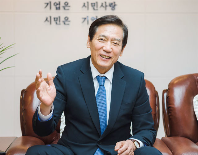 이강신 인천상공회의소 회장이 9일 집무실에서 연임 포부를 밝히고 있다. 그는 인천상의 12∼14대 회장
(1985∼1993년)을 지낸 고 이기성 씨(1925∼1998)의 아들이다. 인천상공회의소 제공