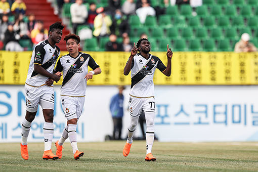 1위 경남FC는 11일 전통의 강호 전북 현대(2위)와 진검승부를 벌인다. 사진제공 ｜ 한국프로축구연맹