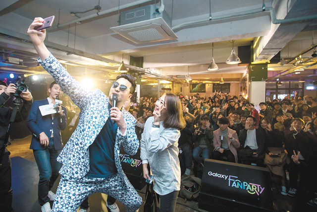 오랜 갤럭시 유저인 가수 김태우가 S9으로 갤럭시 팬과 셀피를 촬영하는 모습