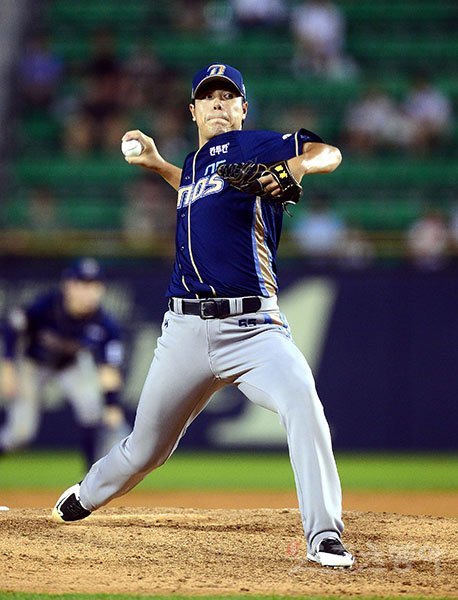 지난해 중간계투로 89 2/3이닝을 던지며 10승을 기록한 김진성. 스포츠동아DB