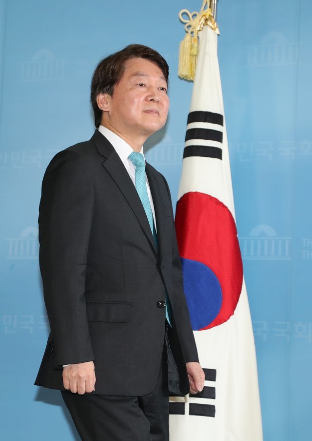 안철수 바른미래당  인재영입위원장 겸 서울시장 예비후보가 10일 국회 정론관에 김기식 금융감독원장의 해임을 촉구하는 기자회견을 하기위해 들어서고 있다.