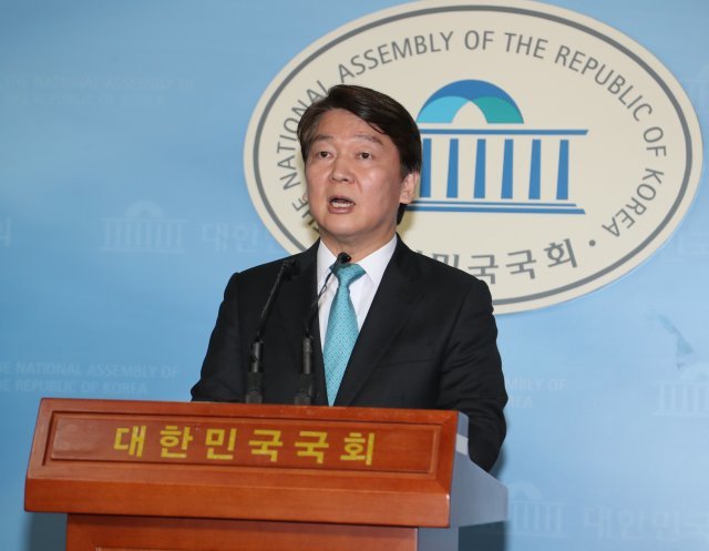 안철수 바른미래당  인재영입위원장 겸 서울시장 예비후보가 10일 국회 정론관에 김기식 금융감독원장의 해임을 촉구하는 기자회견을 하고 있다.