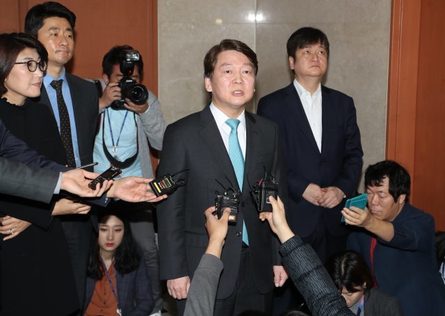 안철수 바른미래당  인재영입위원장 겸 서울시장 예비후보가 10일 국회 정론관에 김기식 금융감독원장의 해임을 촉구하는 기자회견을  한 후 기자들과 일문일답을 하고 있다