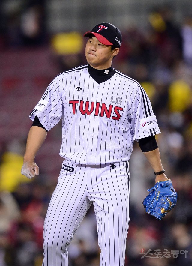 11일 서울 잠실야구장에서 ‘2018 신한은행 MY CAR KBO리그’ SK와이번스와 LG트윈스 경기가 열렸다. 선발 투수로 등판한 LG 김대현이 6회초 1사 1루 상황에서 SK 이재원을 병살타로 처리한 후 주먹을 쥐고 있다. 잠실 | 김종원 기자 won@donga.com