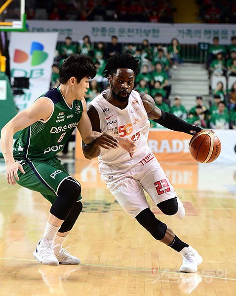 화이트의 수비를 담당한 박지훈은 발목 부상으로 출전이 불투명하다. 스포츠동아DB