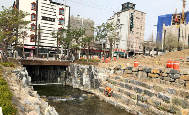 6월 준공 예정인 강원 춘천시 약사천 상류 수변공원. 콘크리트로 덮여있던 500m 구간을 새롭게 단장한 것으로 기존 개통된 중하류 구간과 함께 총 1.35㎞의 옛 물길이 복원되는 셈이다. 춘천시 제공