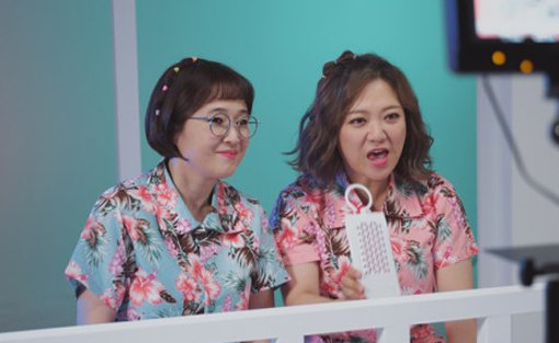 개그우먼 송은이(왼쪽)와 김숙. 사진제공｜유한양행