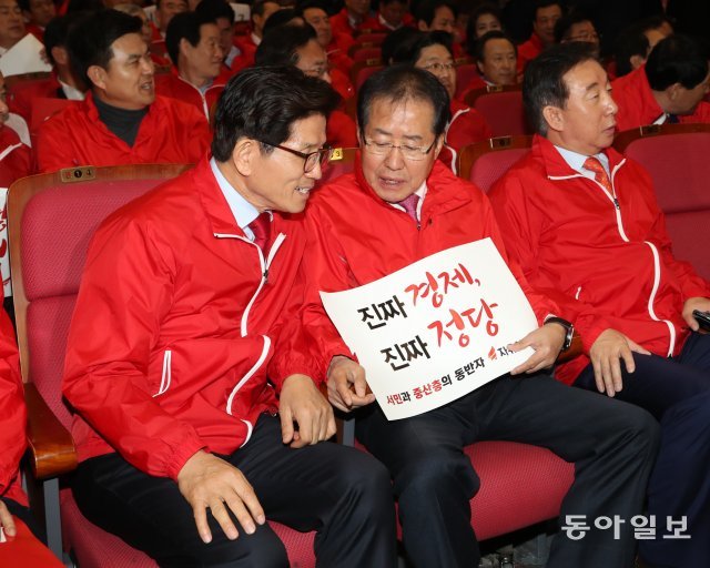 12일 오전 국회 의원회관에서 열린 자유한국당  ‘6.13 지방선거 후보자 출정식’에서  홍준표대표가 김문수 서울시장후보와 대화를 나누고 있다. 김동주 기자 zoo@donga.com