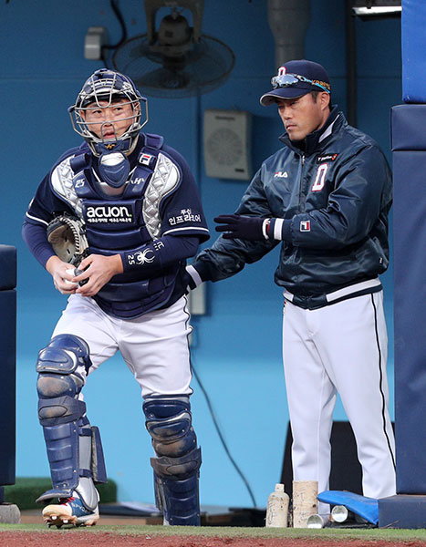 ‘볼 패싱’ 논란을 일으킨 두산 양의지(왼쪽)가 12일 KBO로부터 징계를 받았다. 양의지는 “의도한 것은 아니지만, 그런 상황이 나온 것에 대해 프로선수로서 책임을 느낀다. 앞으로 안팎에 걸쳐 처신에 더 조심하겠다”고 밝혔다. 사진제공｜스포츠코리아