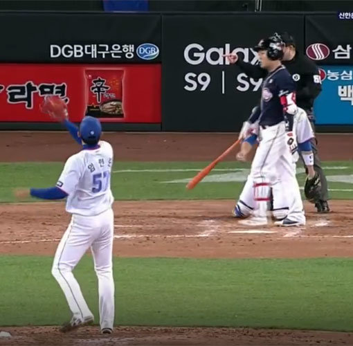 양의지가 심판의 S존에 불만을 표하는 장면. 사진｜SBS SPORTS 캡쳐