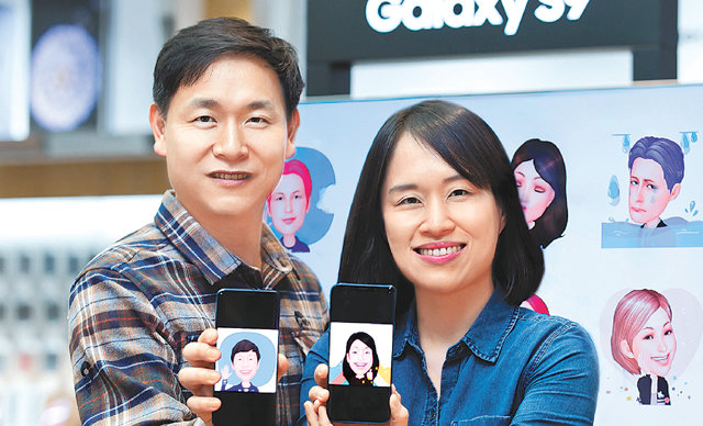 삼성전자 이우용 프로(왼쪽)와 강혜진 프로가 스마트폰 ‘갤럭시 S9’을 통해 만든 자신의 ‘AR 이모지’를 소개하고 있다. 삼성전자 제공