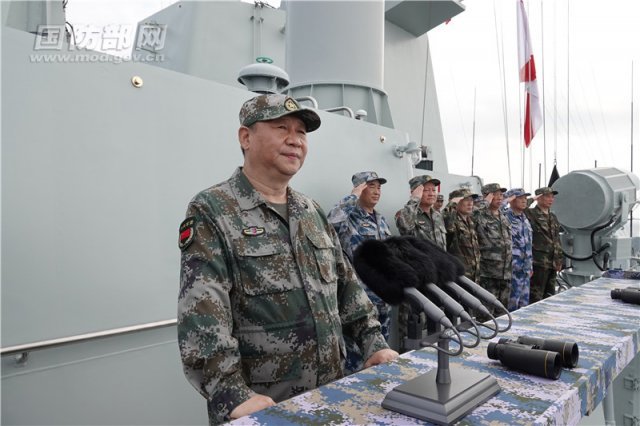 군복을 입은 시진핑 중국 국가주석이 12일 열린 중국군 사상최대 규모의 해상열병식에 참석해 연설하고 있다.사진=중국 국방부 홈페이지