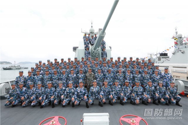 12일 해상 열병식에 참석한 시진핑 중국 국가주석이 군인들과 기념촬영을 하고 있다. 이날 열병식엔 중국해군 전함 48척과 전투기 76대, 해군 장교 및 병사 1만여 명이 참가해 사상 최대규모를 자랑했다.사진=중국 국방부 홈페이지
