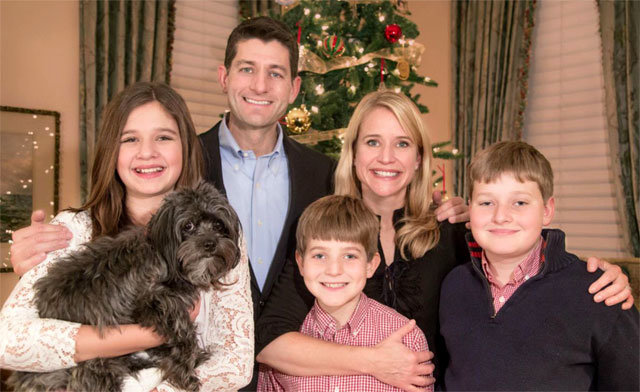 폴 라이언 미국 하원의장이 가족과 단란한 모습으로 사진을 찍었다. 옆에 한 살 연상의 부인인 재나 라이언이 서있고, 앞줄에는 딸과 아들 둘이 서있다. 사진 출처 폴 라이언 트위터