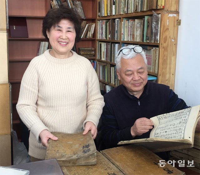 지난달 30일 서울 성동구 성수동1가 안심상가에 다시 문을 연 ‘공씨책방’ 장화민 대표(왼쪽)와 남편 왕복균 씨가 신촌 창고에서 가져온 책을 정리하고 있다. 김단비 기자 kubee08@donga.com