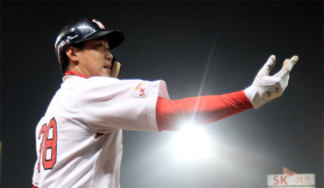SK 김동엽이 3일 열린 KIA와의 경기에서 홈런을 친 뒤 더그아웃으로 들어오며 세리머니를 펼치고 있다. 미국 프로야구에 진출했다 부상으로 부진한 뒤 돌아온 그는 2015년 SK에 몸담은 뒤 올 시즌 장타력을 뽐내며 ‘홈런 구단’ SK의 선봉에 서고 있다. 스포츠코리아 제공