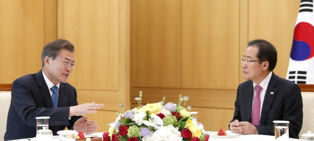 사진=문재인 대통령이 13일 오후 청와대 본관 백악실에서 자유한국당 홍준표대표를 만나고 있다.청와대 제공