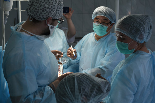 백남선 이대여성암병원장이 알마티 주정부 암병원에서 현지 의료진을 대상으로 유방암 수술을 시연하고 있는 모습. 사진제공｜이화의료원