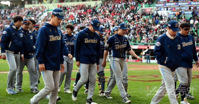 NC가 15일 인천 SK전 패배로 2013년 창단 이래 두 번째 9연패에 빠졌다. 패배 직후 NC 선수단이 고개를 숙인 채 필드를
 벗어나고 있다. 부진한 타격과 전략 자산인 불펜 필승조의 동반 하락이 뼈아프다. 인천 ｜ 김민성 기자 
marineboy@donga.com