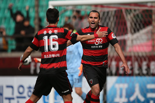 포항 스틸러스 레오가말류(오른쪽)가 15일 포항 스틸야드에서 열린 ‘KEB하나은행 K리그1 2018’ 7라운드 경남FC와의 경기에서 골을 넣은 뒤 동료 송승민과 함께 기뻐하고 있다. 사진제공 ｜ 한국프로축구연맹