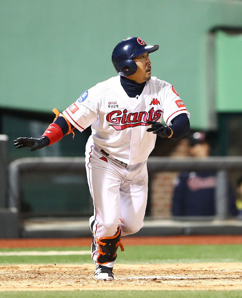 2018시즌을 앞두고 롯데 유니폼으로 갈아입은 이병규는 새로운 팀에서 주전 못지않은 알토란같은 활약을 펼치고 있다. 그는 “주전이 되겠다는 욕심은 전혀 없다. 뒤에서 잘 받치는 게 지금의 내가 할 일”이라고 강조했다. 사진제공｜롯데 자이언츠