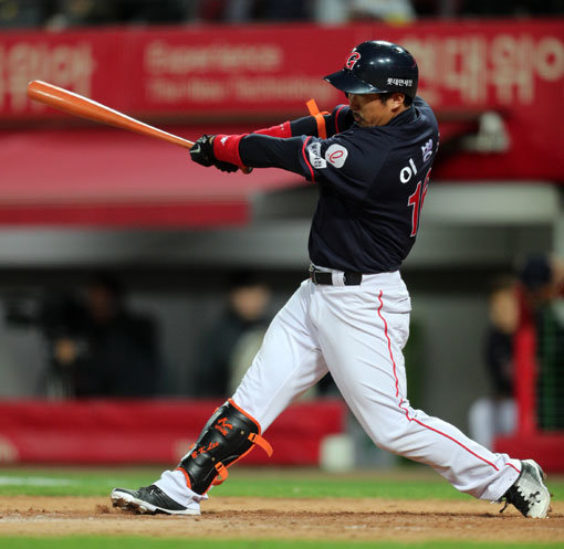 13일 광주 기아챔피언스필드에서 열린 ‘2018 신한은행 MY CAR KBO리그’ KIA 타이거즈와 롯데 자이언츠의 경기 9회초 1사 1, 2루에 롯데 이병규가 스리런 홈런을 때리고 있다. 사진제공｜롯데 자이언츠