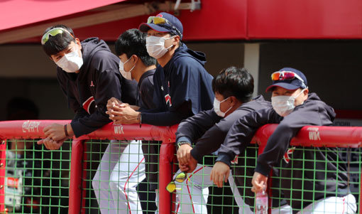 15일 광주 기아챔피언스필드에서 열릴 예정이던 ‘2018 신한은행 MY CAR KBO리그’ KIA 타이거즈와 롯데 자이언츠의 경기가 미세먼지로 인해 취소결정 됐다. 롯데 선수들이 마스크를 착용하고 경기 시작을 기다리고 있다. 사진제공｜스포츠코리아