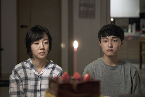 영화 ‘당신의 부탁’의 한 장면. 임수정은 고교생인 연기자 윤창영(오른쪽)과 주로 호흡을 맞췄다. 사진제공｜명필름