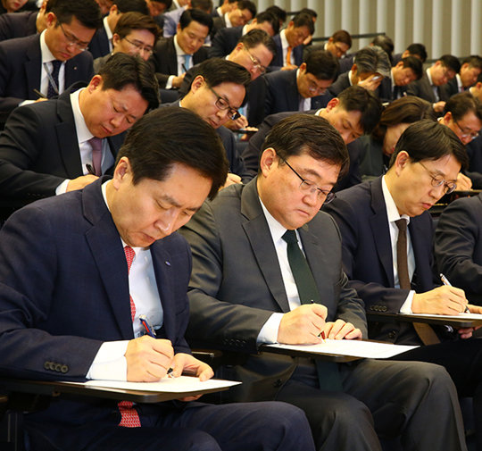 구성훈 대표(앞줄 가운데) 등 삼성증권 임직원들이 14일 열린 자성결의대회에서 반성문을 쓰고 있다. 삼성증권 제공