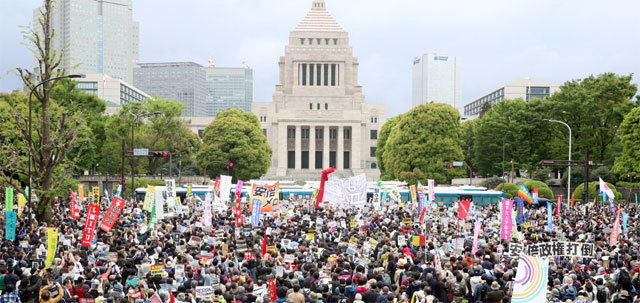 일본에도 등장한 경찰 차벽 14일 오후 일본 도쿄 국회의사당 앞에서 아베 신조 내각의 총사퇴를 요구하는
 대규모 집회가 진행되고 있다. 3만 명 이상(주최 측 추산)의 참가자들이 차도를 점거한 채 시위를 벌이자 경찰은 차량으로 차벽을
 만들어 더 이상의 진입을 막았다. 저녁 땐 같은 장소에서 촛불집회가 열렸다. 아사히신문 제공