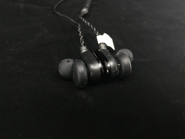 이어폰 유닛은 자석으로 붙일 수 있다(출처=IT동아)