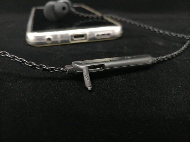 충전 단자는 고무 소재 덮개로 막을 수 있다(출처=IT동아)